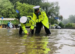 设置警力执勤交警和辅警冒雨协助排水部门进行排水作业