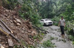 河溪水冲涮路基垮塌路面悬空在驾车行驶过程中肉眼难以发觉