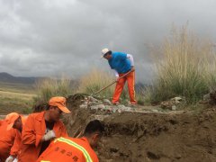 乌兰县连降暴雨希里沟公路段奋力保通